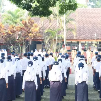 Upacara Memperingati Hari Pendidikan Nasional SMP Negeri 1 N